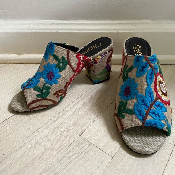 L’Intervalle Embroidered Floral Mules - Picture 4 of 4